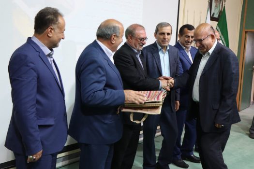 تجلیل از مدیر عامل شرکت توسعه نیشکر و صنایع جانبی در همایش زهکشی اراضی کشاورزی شمال کشور تجلیل از مدیر عامل شرکت توسعه نیشکر و صنایع جانبی در همایش زهکشی اراضی کشاورزی شمال کشور