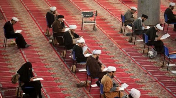 حضور یک داوطلب خانم در آزمون کتبی انتخابات مجلس خبرگان حضور یک داوطلب خانم در آزمون کتبی انتخابات مجلس خبرگان