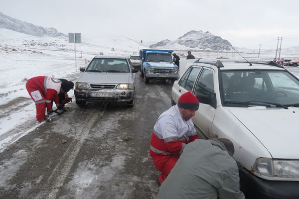 رهاسازی ۷۰ خودروی گرفتار در برف و کولاک محور تاراز – شهرکرد