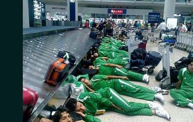 کارتن خوابی تیم‌ ملی عراق در فرودگاه