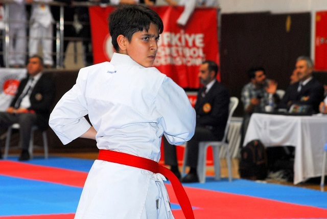 کسب عنوان سومی رقابت های جهانی کاراته توسط دانش آموز خوزستانی