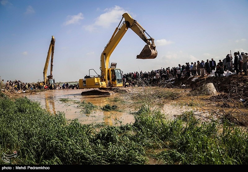 پیشروی سیلاب به سمت تاسیسات و انبارهای نیشکر در خوزستان