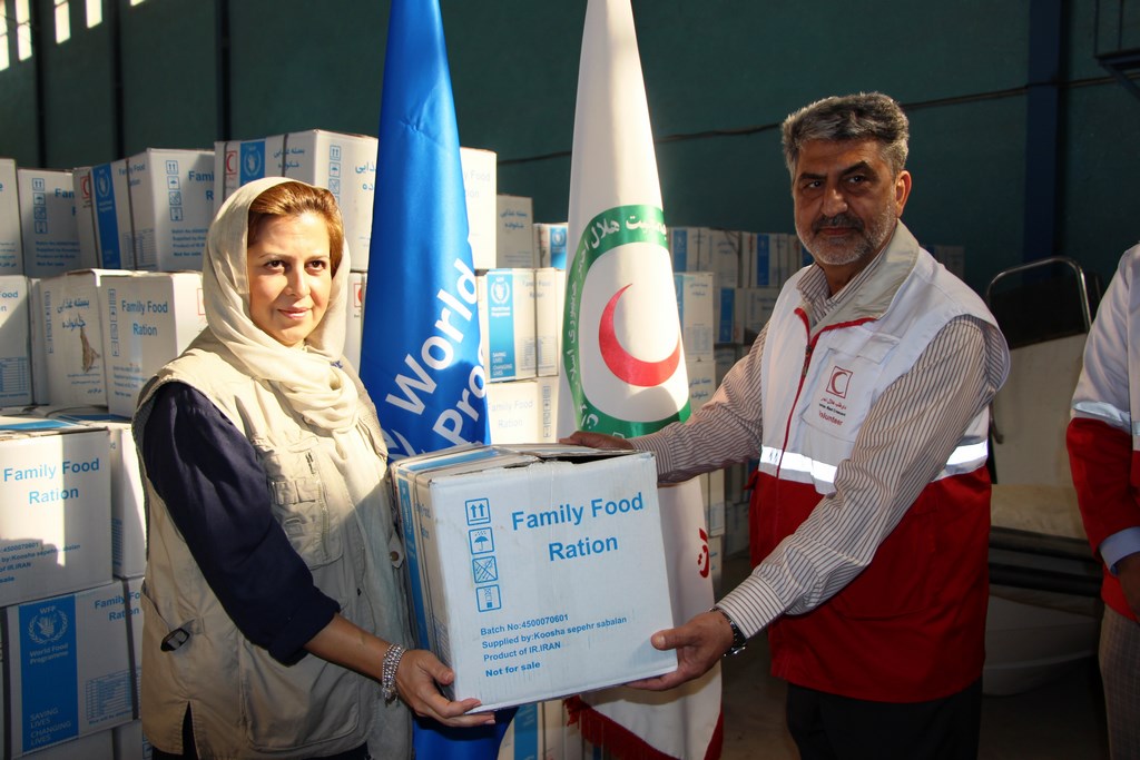 تحویل ۱۲هزار بسته غذایی سازمان ملل به  هلال احمر خوزستان