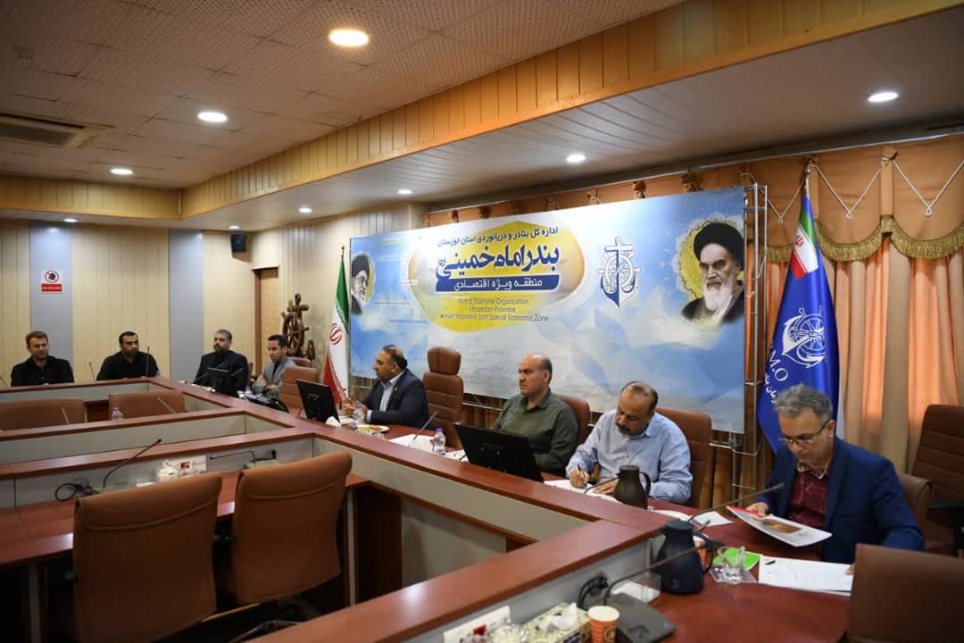 تقویت همکاری بین واحدهای پتروشمی و بنادر و دریانوردی خوزستان برای تسریع در صادرات