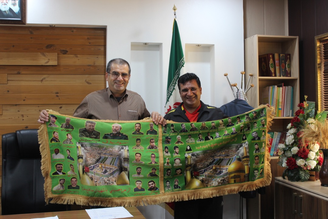سفیر فرهنگی ورزشی و حامل پرچم مزین به تمثال شهدا در اداره غله خوزستان