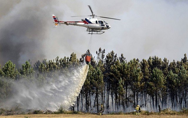 اعزام بالگرد آبپاش برای مهار آتش در مرز خوزستان و کهگیلویه‌وبویراحمد