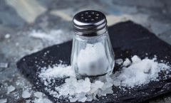 مصرف زیاد نمک دشمن سلامتی