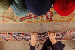 قالی بافی، تلفیقی از هنر و نوآوری / بافندگان گله‌مند از شرایط