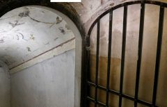 کشف نقاشی‌های عجیب در پلکان مخفی قصر ۷۰۰ ساله