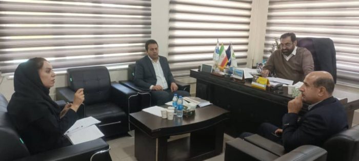 نشست مدیرکارخانه به همراه مدیران امور مالی و حسابرسی داخلی با مدیر عامل شرکت حریر خوزستان