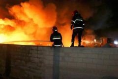 همکاری آتش نشانان شرکت نفت و گاز کارون در اطفاء آتش سوزی انبار روغن و لاستیک